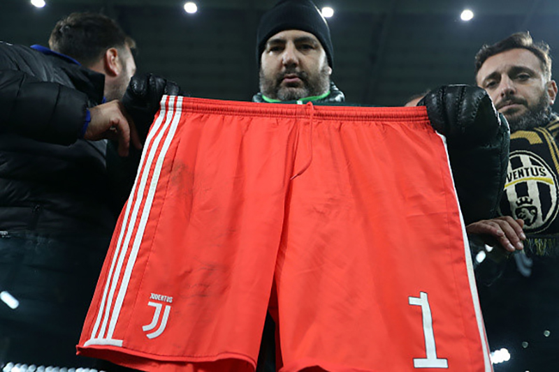 Huyền thoại Buffon cởi quần tặng fan